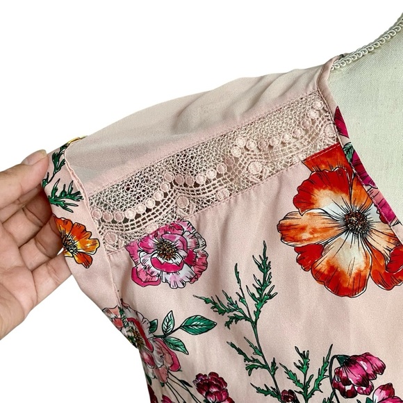 Express Pink Floral Lace Shoulder V-Neck Blouse Size Large - Picture 4 of 12